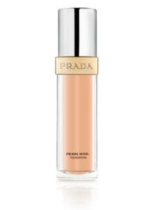 Beauty aus Italien: Foundation von Prada, die sich im änglichen Pumpspender mit Flüssigfoundation und goldfarbenem Prada-Label und silbernem Deckel zeigt.