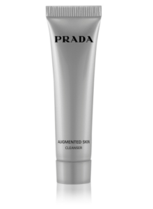 Beauty aus Italien, dazu zählt auch die matte, silberfarbene Tube "Augmented Skin Cleanser" mit schwarzem Prada-Logo.