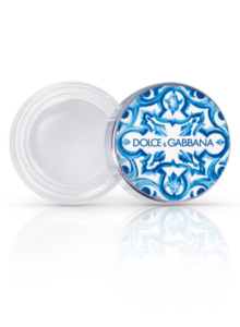 Beauty aus Italien kann mit dem transparenten Augenbrauengel von Dolce&Gabbana im Tiegel mit blau-weiß verzieretem Deckel, ein echter Hingucker sein.