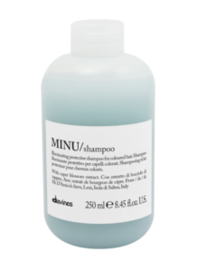 Beauty aus Italien gibt es auch als Shampoo, das ich als milchige Plastikflasche mit hellblauen Shampoo-Inhalt präsenteirt.