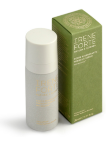 Beauty aus Italien stammt von der natürlichen Skincare Brand Irene Forte, die ihren Bestseller das Hibiskusöl im weißen Pumpspender mit goldfarbener Schrift neben einer gründen Umverpackung zeigt.