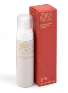 Beauty aus Italien setzt beim Lavendel Reinigungsschaum auf einen milchigen Pumpspender mit goldener Schrift neben rotbrauner Umverpackung.