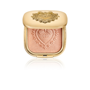 Beauty aus Italien gelingt mit der goldfarbenen Puderverpackung mit großem verzierten Herz, das auf der Verpackung als auch auf dem Puder selbst zu sehen ist.