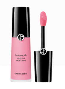 Beauty aus Italien sorgt mit dem Flüssigrouge in knalligem Pink für frische, errötete Wangen.