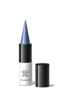 Blaue Augen lassen sich toll mit einem Lidschatten in Stiftform schminken.