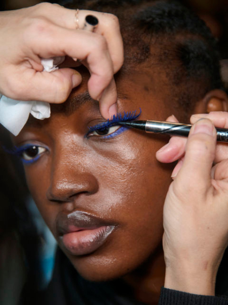 Blaue Augen muss nicht immer Lidschatten sein, sondern auch blau getuschte Wimpern sorgen für einen Hingucker-Look.