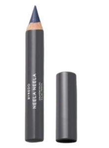 Blaue Augen lassen sich mit einem Kajalstift sehr präzise zeichnen.