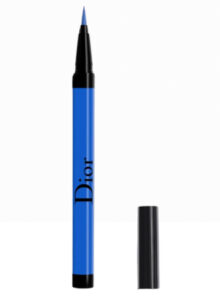 Blaue Augen werden mit einem Eyeliner in leuchtendem Blaue zu einem Statement.