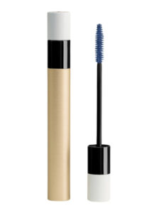 Blaue Augen, dazu gehört auch eine Wimperntusche mit blauer Farbe.