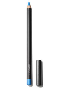 Blaue Augen können mit einem Kajalstift in hellblau präszise geschminkt werden.