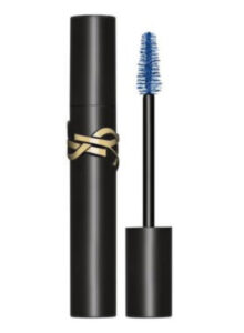 Blaue Augen, das können auch blau getuschte Wimpern mit einer Mascara in leuchtendem Blau sein.