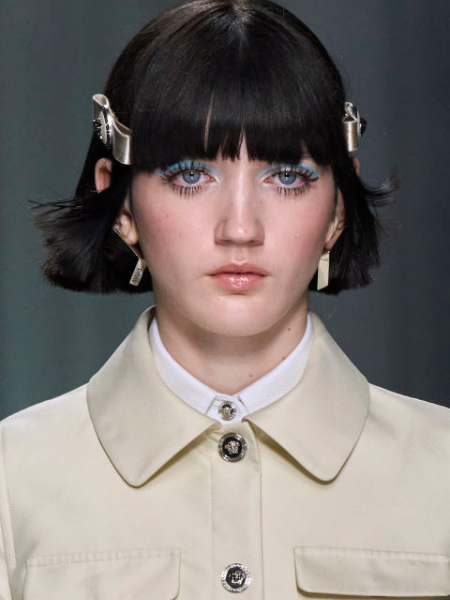 Blaue Augen können auch mit einem hellblauem Eyeliner in der Lidfalte geschminkt werden.