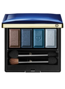 Blaue Augen in verschiedenen Nuancen lassen sich optimal mit einer Lidschatten-Palette mit vier aufeinander abgestimmten Farben schminken.