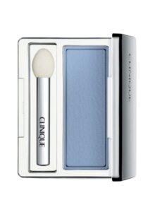 Blaue Augen können mit einem Single Lidschatten in Hellblau geschminkt werden.