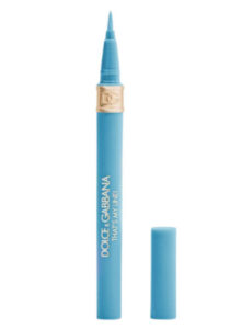 Blaue Augen können mit einer hellblauen Eyeliner-Linie für einen HIngucker sorgen.