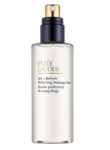 Blaue Augen und das restliche Make-up können mit einem Make-up Mist fixiert und länger haltbar gemacht werden.
