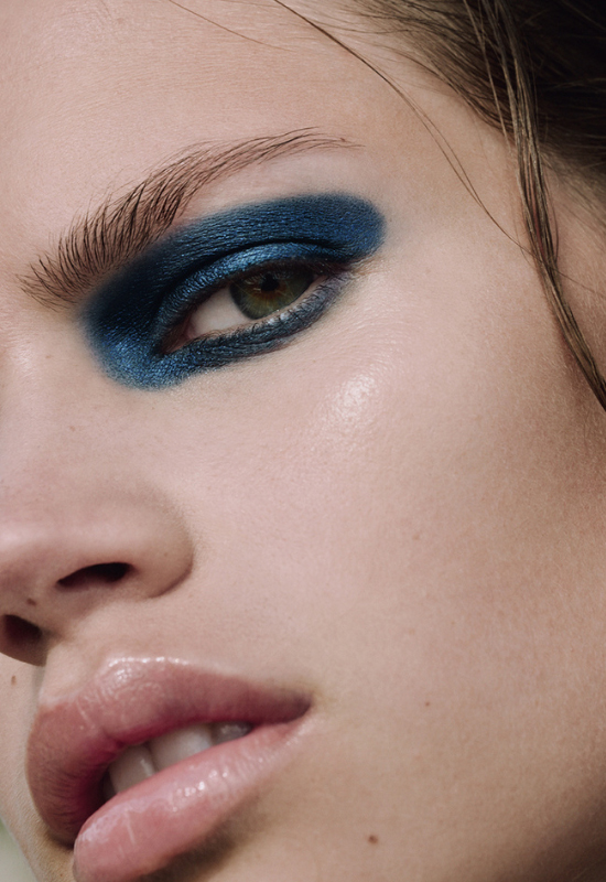 Blaue Augen können wie bei Byredo im Allover-Look in Metallischschimmerndem Dunkelblau geschminkt werden.