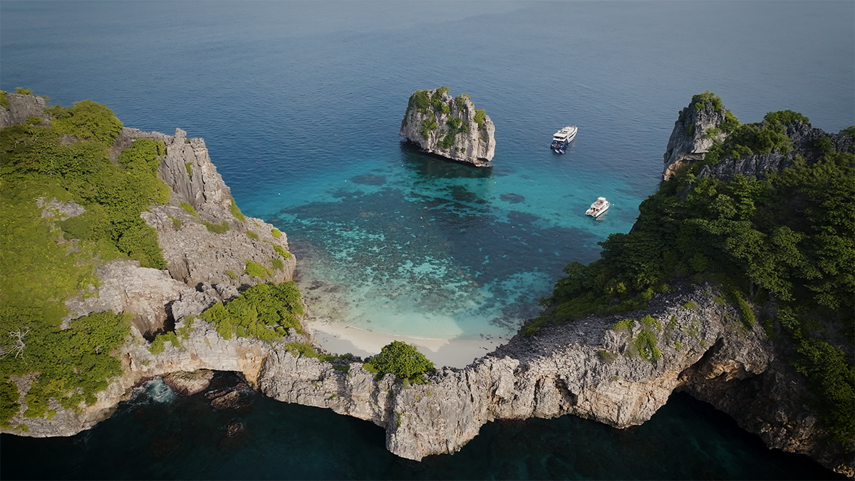 Blick von oben auf die Inselgruppe Koh Haa mit Felsen und türkisblauem Wasser