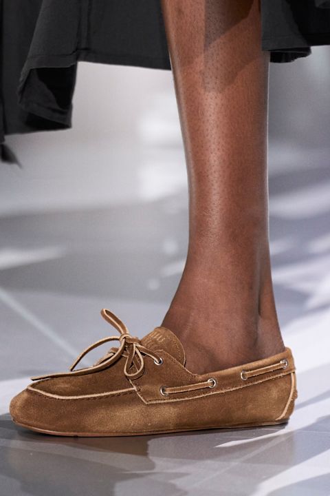 Braune Bootsschuhe bei Miu Miu, Frühjahr/Sommer 2024