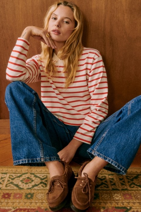 Rot weißes Ringelshirt und Jeans zu Bootsschuhen bei Sézane