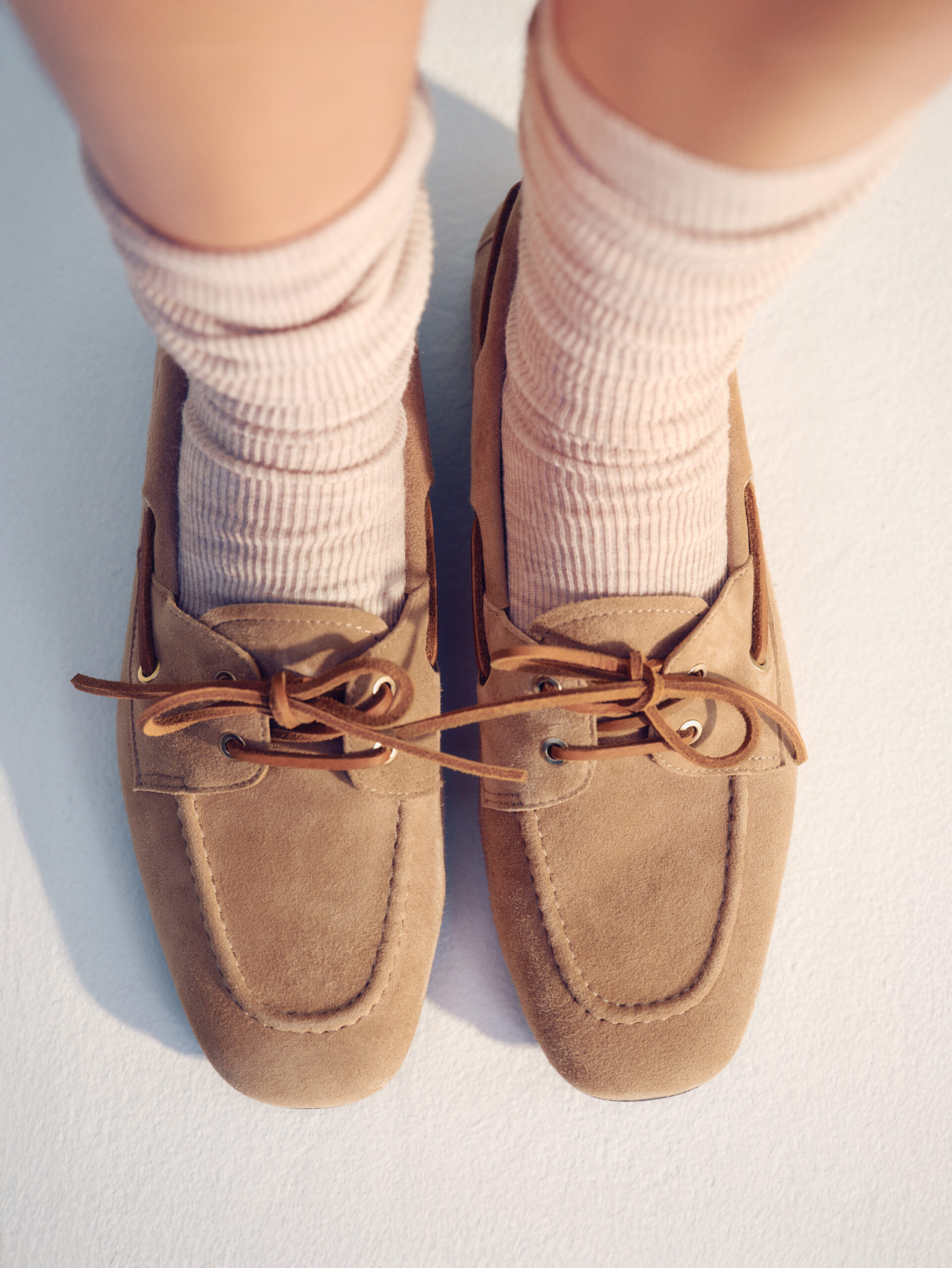 Weiße Socken zu Bootsschuhen