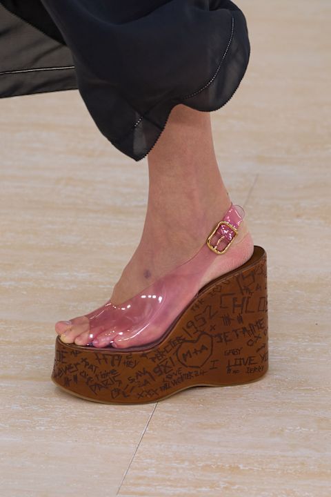 Pinke transparente Keilabsätze mit Holzabsatz bei Chloé, Frühjahr/Sommer 2025