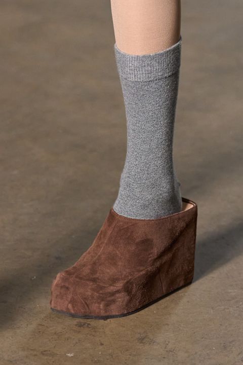 Braune Suede Keilabsätze bei Natasha Zinko, Frühjahr/Sommer 2025