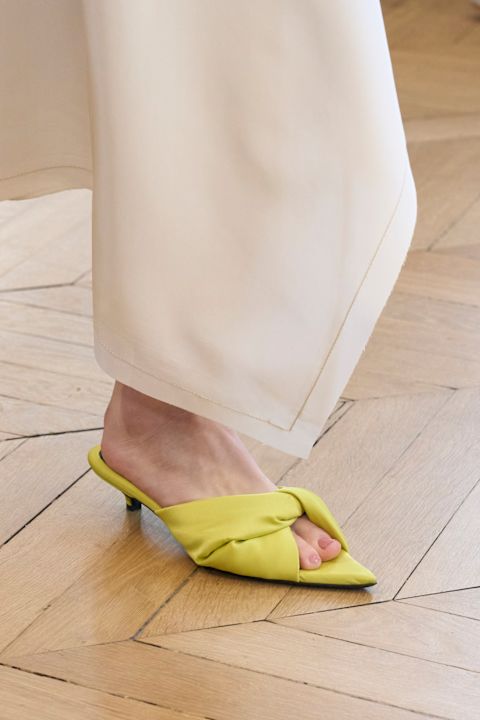 Gelbe Peeptoe Kitten Heels bei Carven, Frühjahr/Sommer 2025