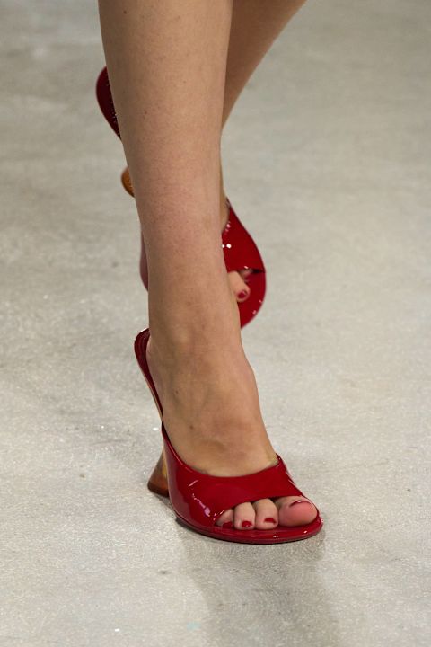 Rote Peeptoe Keilabsätze bei Dries Van Noten, Frühjahr/Sommer 2025