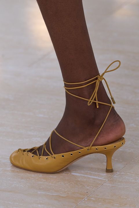 Camelfarbene Korsettschuhe bei Chloé, Frühjahr/Sommer 2025