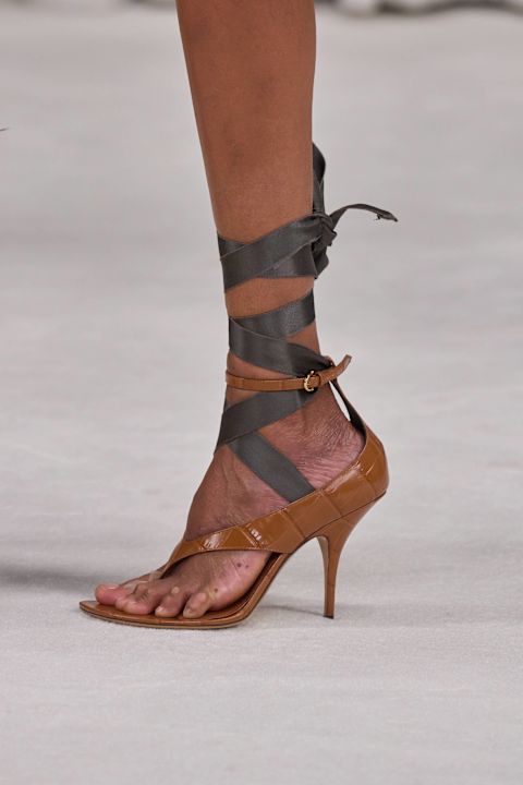 Heels mit Bändern bei Ferragamo, Frühjahr/Sommer 2025
