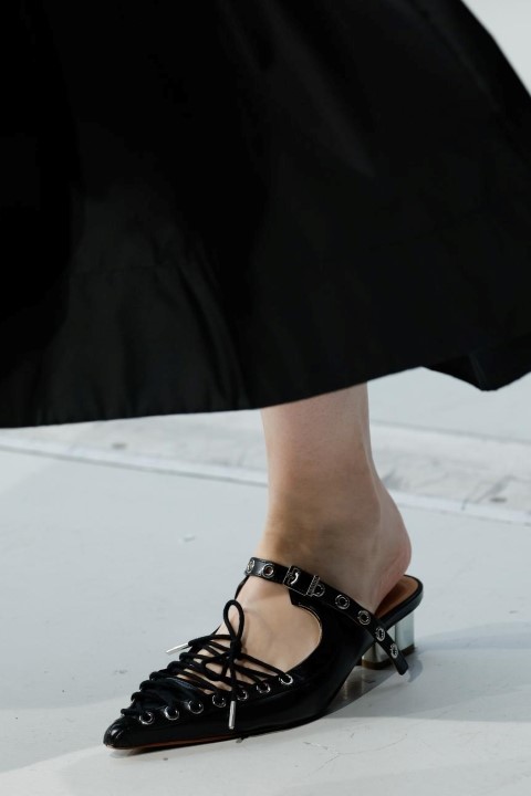 Schwarze Korsettschuhe be iGanni, Frühjahr/Sommer 2025