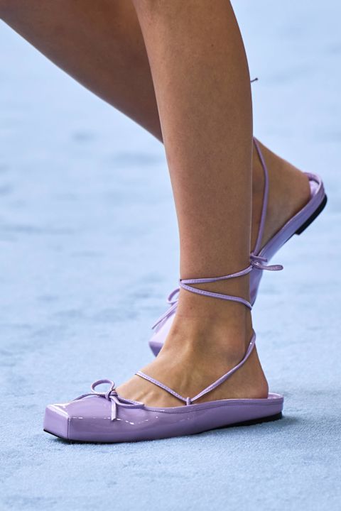 Lila Schuhe mit Schnürungen beiHui, Frühjahr/Sommer 2025