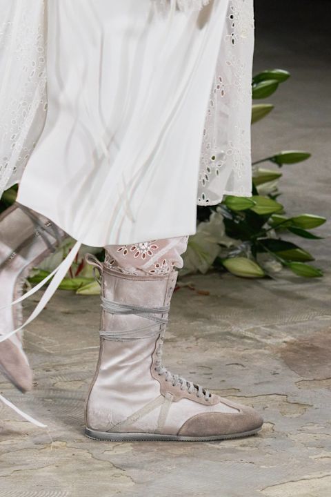 Hightop Sneaker bei Ann Demeulemeester, Frühjahr/Sommer 2025