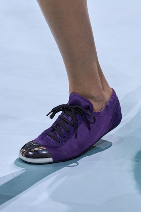 Lila schmale Sneaker mit Schutzkappe bei Prada, Frühjahr/Sommer 2025