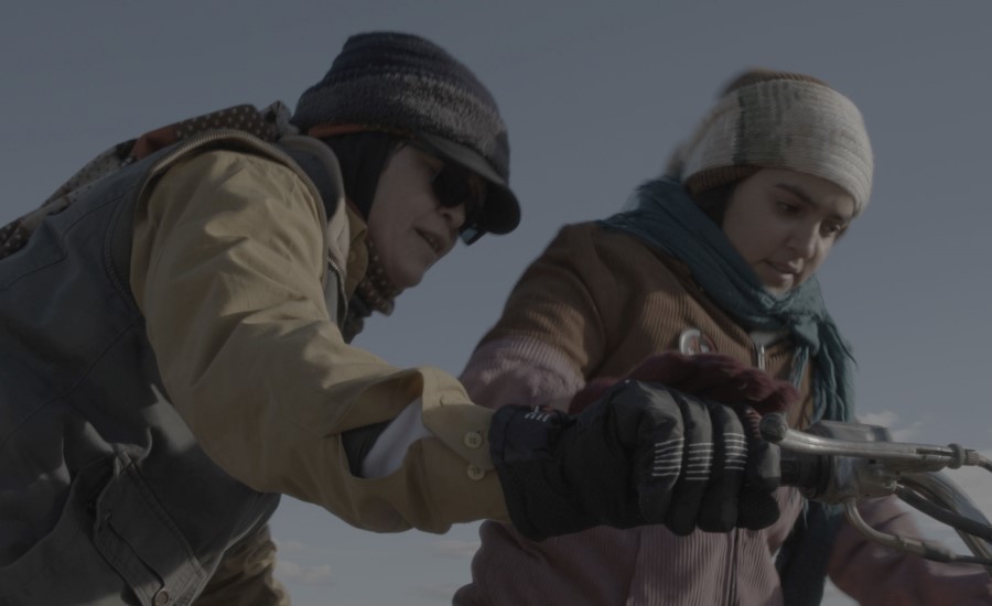 Film Still: Sara Shahverdi in "Cutting Through Rocks (اوزاک یولالر)" von Sara Khaki and Mohammad Reza Eyni.