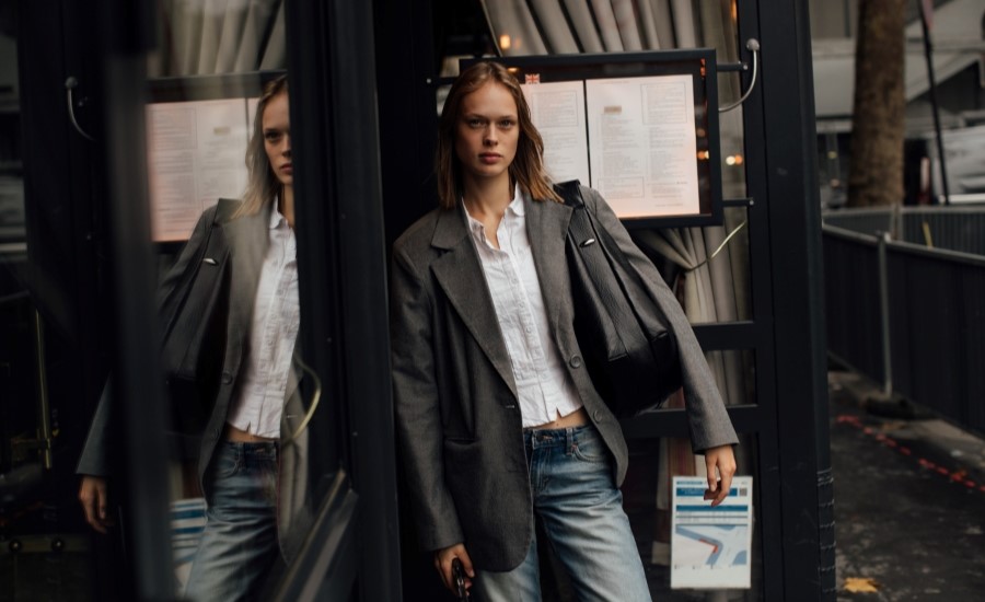 Eine weiße Bluse zu Blazer und Jeans, Streetstyle in Paris