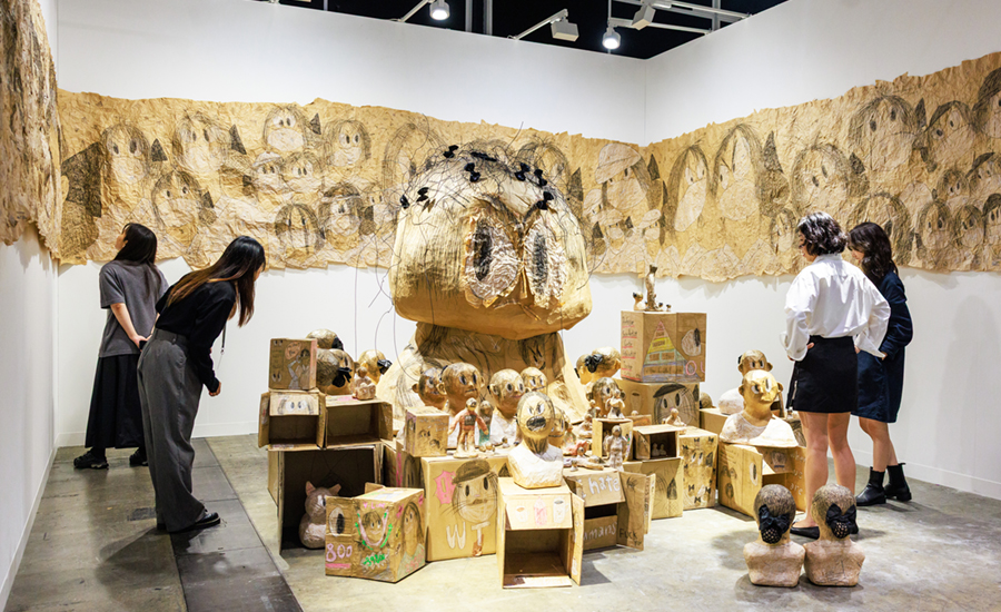 Pappfiguren der koreanischen Künstlerin Shin Min am Stand der Galerie P21 auf der Art Basel Hong Kong 2025