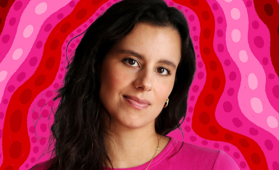 Porträtfoto von Künstlerin Kimiya Justus mit pink illustriertem Hintergrund.