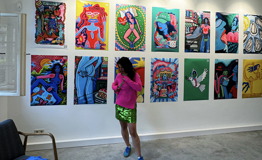 Kimiya Justus vor einer Wand mit ihren Werken bei der Berlin Art Week 2024.