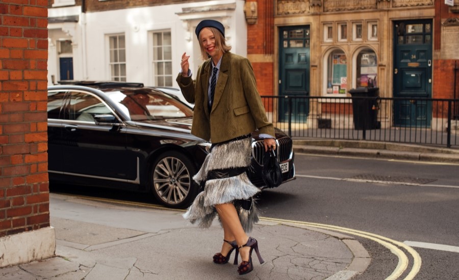 So wird der Fransen Trend im Frühling 2025 getragen. Hier eine Frau im Fransenrock