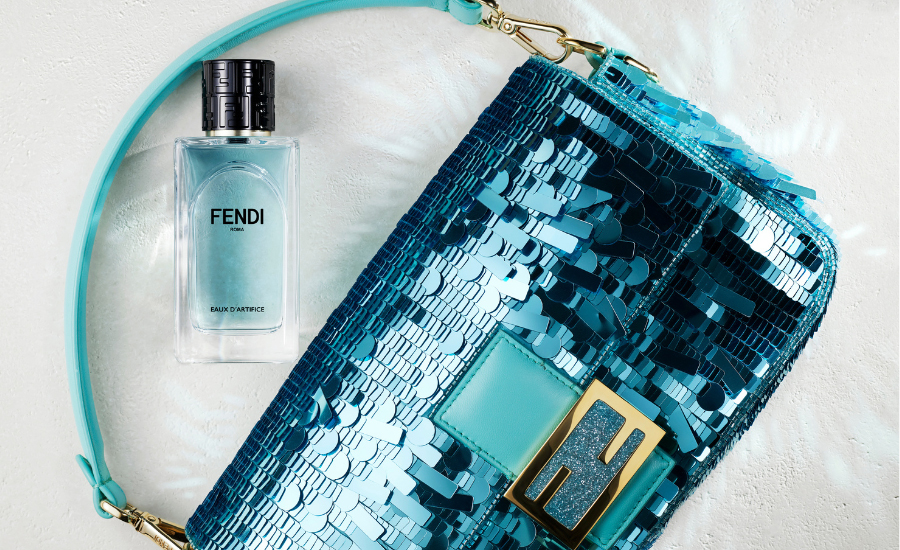 Fendi "Eaux d’Artifice" neben einer passenden Baguette-Bag in Türkis – eine visuelle Hommage an das 100-jährige Jubiläum der Maison.