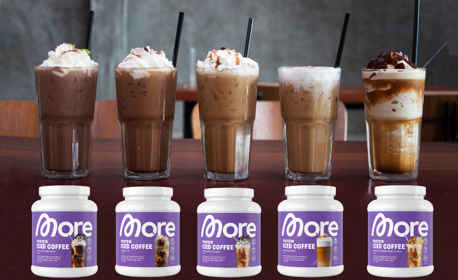 More Nutrition "Protein Iced Coffee" in fünf Sorten, kombiniert mit kreativ angerichteten Iced Coffee Drinks im Glas – als kalorienarme, proteinreiche Alternative zum klassischen Eiskaffee.