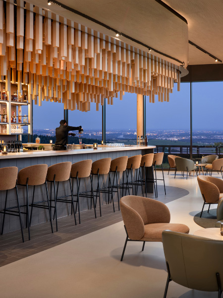 Wald.Weit Bar: Stilvolle Rooftop-Bar mit Designerleuchten, Panoramafenstern und Blick über das abendliche Rheintal.