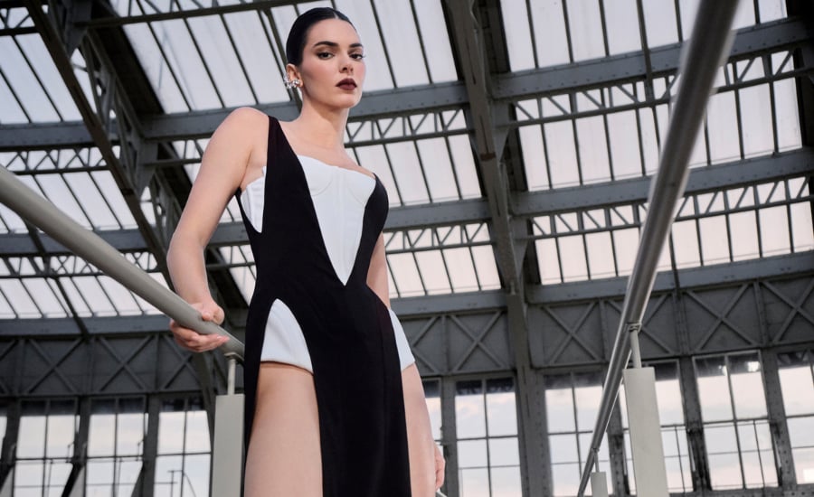 Beauty News im September: L'Oréal Paris präsentiert eine Kampagne mit Mugler, in der Kendall Jenner als Markenbotschafterin in einem architektonischen Setting mit schwarzem und weißem Cut-out-Dress inszeniert wird.