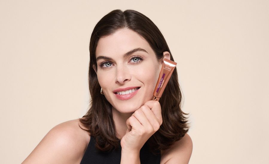 M.Asam Aufmacherbild mit dunkelhaarigem Model mit der Mascara in der Hand.