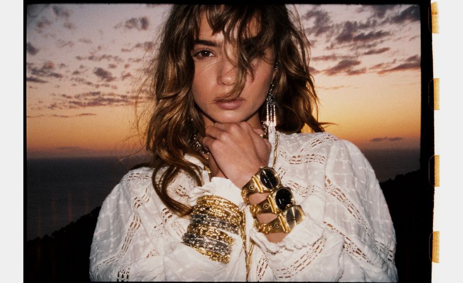 Arm Stacks sind der angenagteste Schmuck-Trend im Herbst. Foto: Courtesy of ba&sh