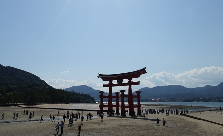 Otorii Gate bei Ebbe: Zum Greifen nah – magisch, auch ohne Wasser. Foto: Lola Kossack