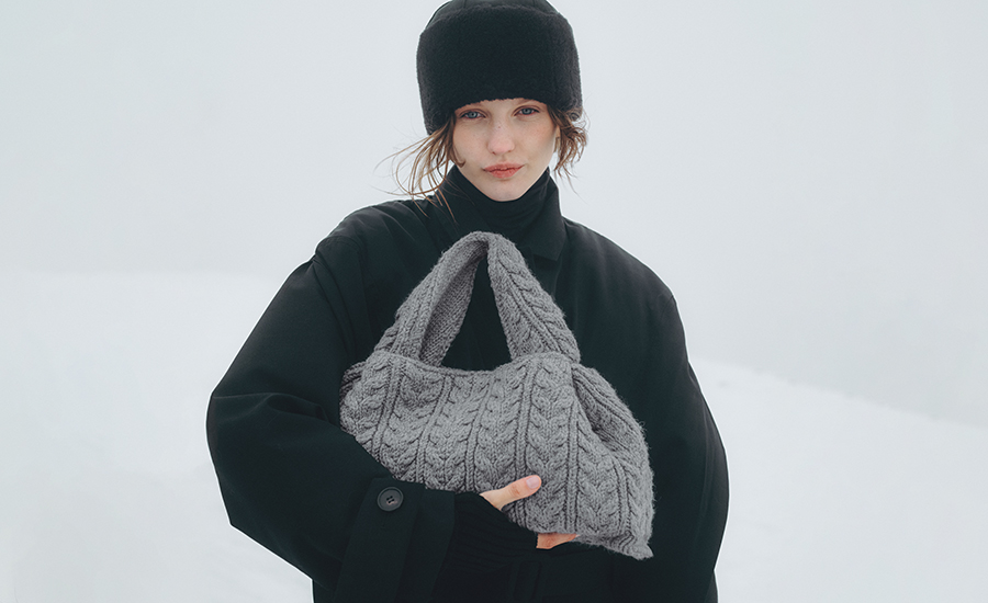 Model mit der Merino-Edition der „Numéro Neuf“ von Polène