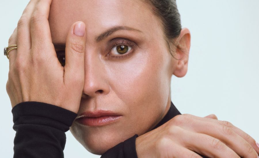 Christina Ricci ist das Markengesicht für die neu lancierten Solo Shadow Sheen Lidschatten von Merit. Foto: Courtesy of Merit